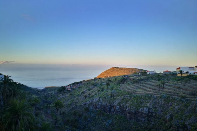 ¡De tierra dura a paraíso verde! Nuestra aventura regenerando el suelo en La Gomera (¡Y podemos ayudarte a crear el tuyo!)